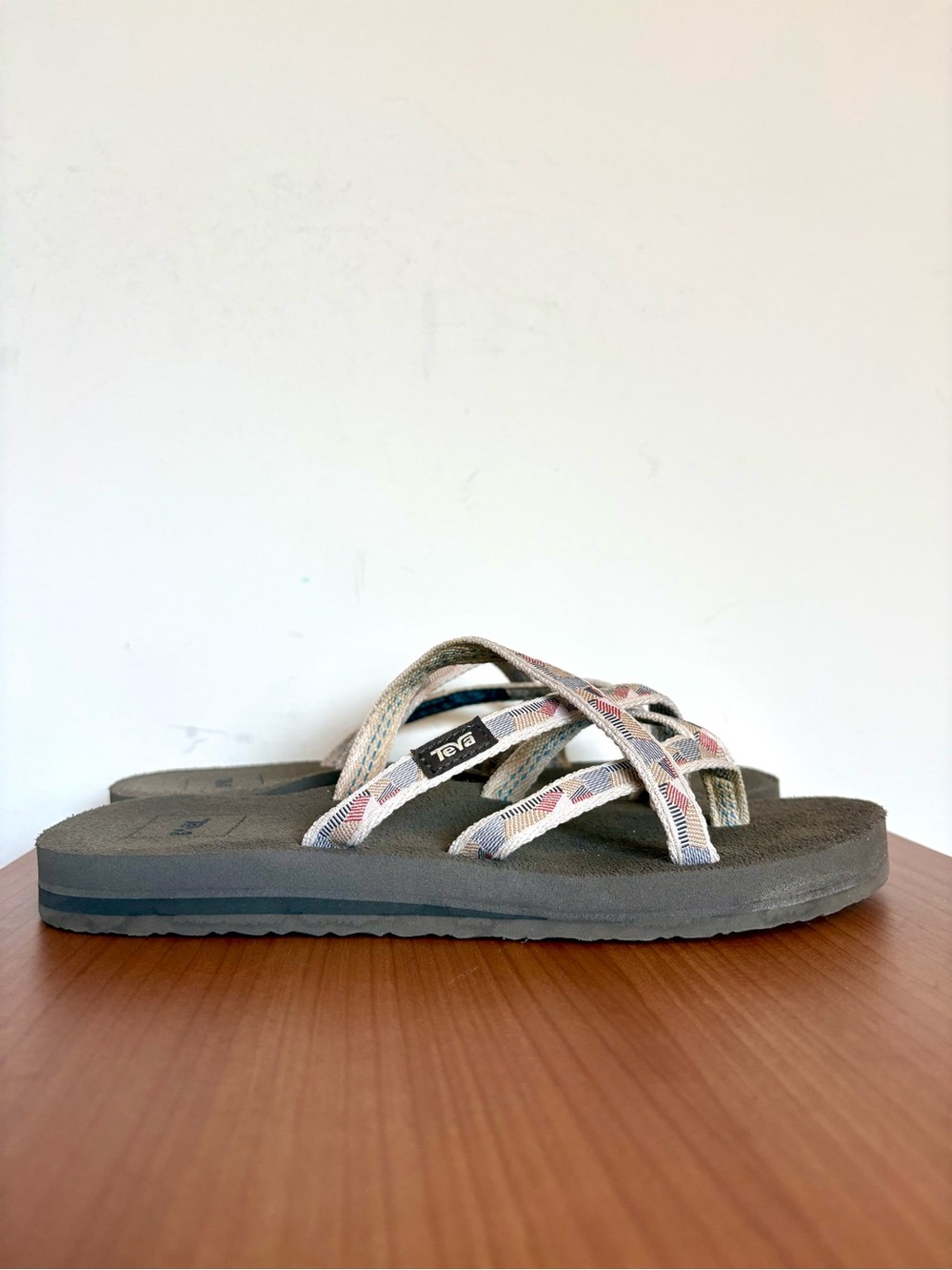 Teva Olowahu Sandals in Multicolor Neutrals Beige Tan Southwestern Size 7